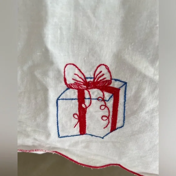 Vintage Embroidered Christmas Tablecloth with Matching Napkins. - Picture 7 of 11